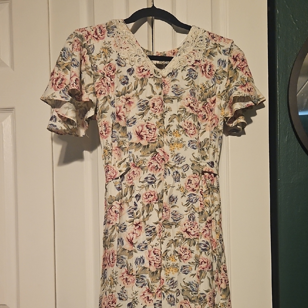 Vintage Floral Lace-Trimmed Dress